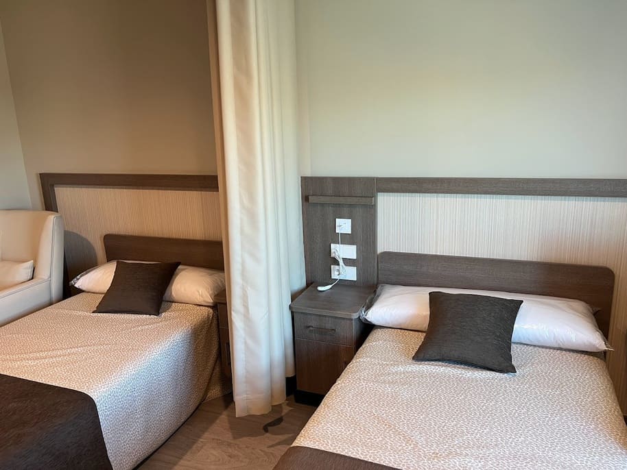 Dormitorio de hotel moderno y confortable con dos camas individuales