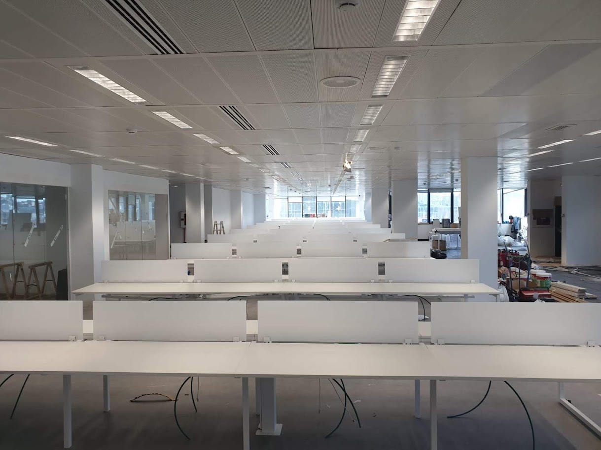 Filas de escritorios en una oficina moderna y funcional