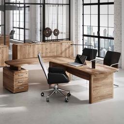 Oficina moderna con una mesa de madera y sillas de diseño