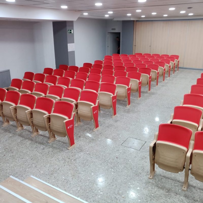 Auditorio con butacas modernas y confortables para eventos y presentaciones